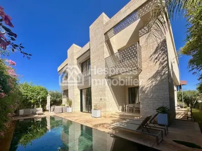 منزل رائع للبيع في أملكيس. سبع غرف واسعة. تراس وحديقة