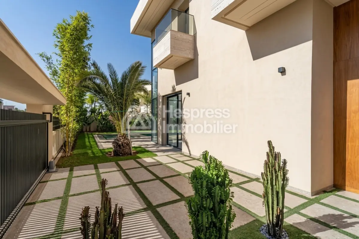 Luxury villa for sale on Route de Tahanaout. 4 beautiful bedrooms. Satellite dish and reinforced door.
