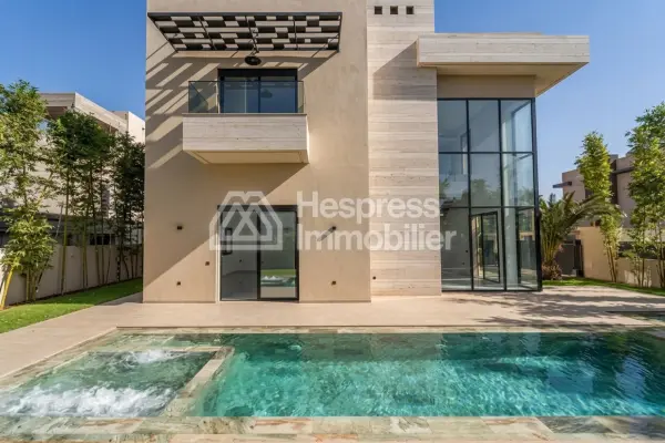 Luxury villa for sale on Route de Tahanaout. 4 beautiful bedrooms. Satellite dish and reinforced door.