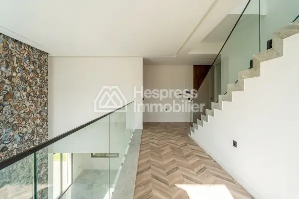 Luxury villa for sale on Route de Tahanaout. 4 beautiful bedrooms. Satellite dish and reinforced door.