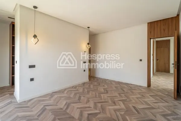 Luxury villa for sale on Route de Tahanaout. 4 beautiful bedrooms. Satellite dish and reinforced door.