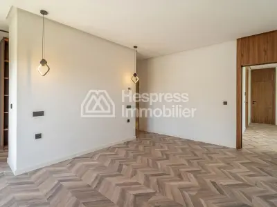 Luxury villa for sale on Route de Tahanaout. 4 beautiful bedrooms. Satellite dish and reinforced door.