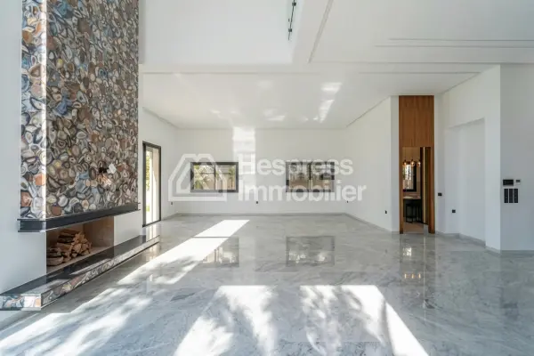 Villa de luxe à vendre à Route de Tahanaout. 4 belles chambres. Antenne parabolique et Porte blindée