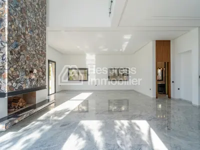 Luxury villa for sale on Route de Tahanaout. 4 beautiful bedrooms. Satellite dish and reinforced door.
