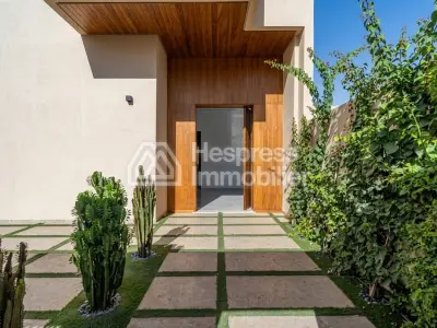 Luxury villa for sale on Route de Tahanaout. 4 beautiful bedrooms. Satellite dish and reinforced door.