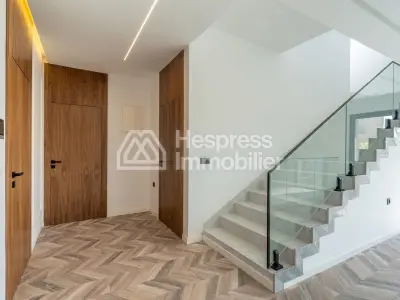 Luxury villa for sale on Route de Tahanaout. 4 beautiful bedrooms. Satellite dish and reinforced door.