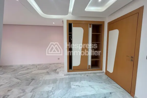 شقة واسعة مساحتها 90 متر مربع