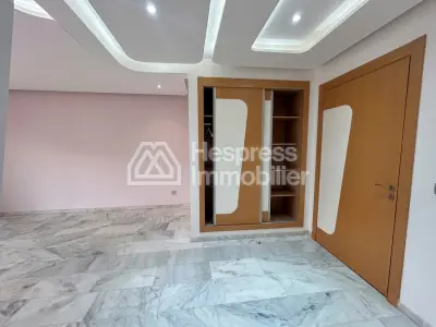 شقة واسعة مساحتها 90 متر مربع