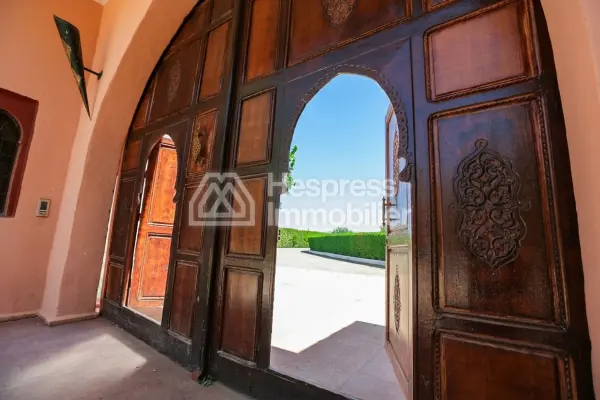 Demeure Luxueuse En Vente A Marrakech Avec VNA