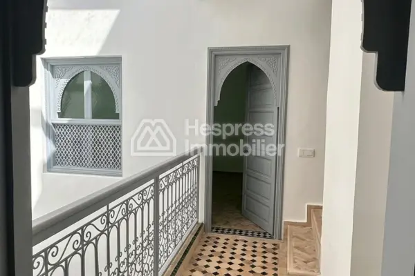 رياض مُجدد ومنزل للبيع في كات بناهيد