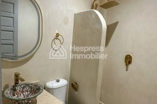 رياض مُجدد ومنزل للبيع في كات بناهيد
