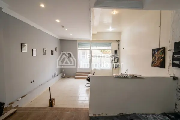 Premises 326 m² with double entrance permitted on Zerktouni Street