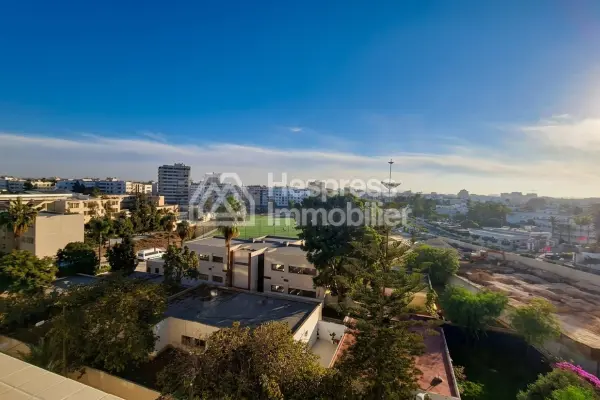 Apartment 172 m² facing south, no overlooking neighbors, close to hospital