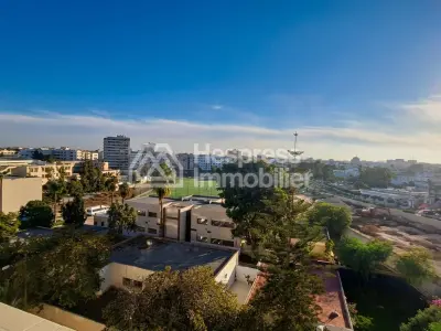 Apartment 172 m² facing south, no overlooking neighbors, close to hospital