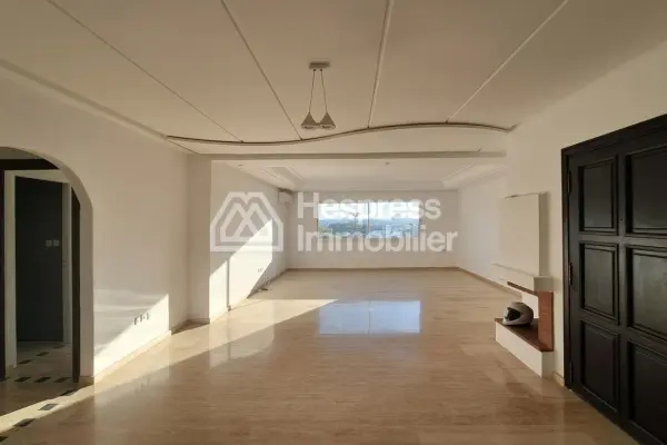 Apartment 172 m² facing south, no overlooking neighbors, close to hospital