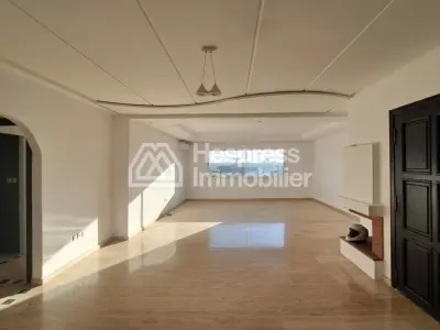 Apartment 172 m² facing south, no overlooking neighbors, close to hospital