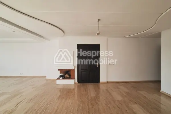 Apartment 172 m² facing south, no overlooking neighbors, close to hospital