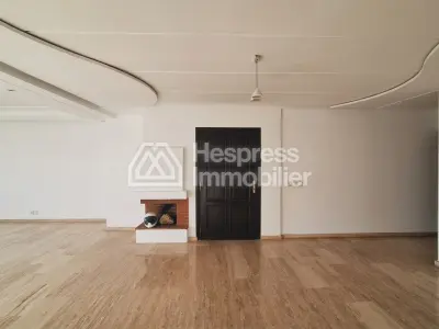Apartment 172 m² facing south, no overlooking neighbors, close to hospital