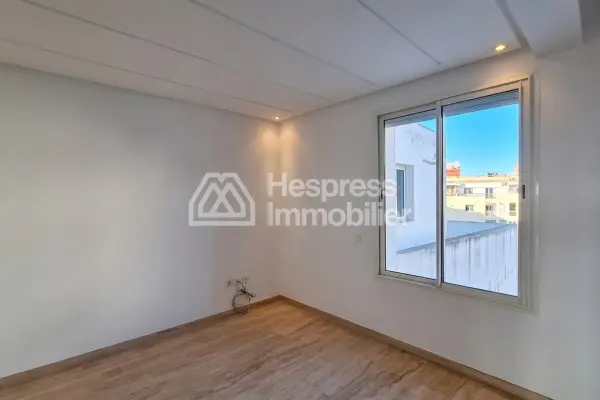 Apartment 172 m² facing south, no overlooking neighbors, close to hospital