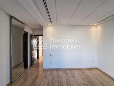 Apartment 172 m² facing south, no overlooking neighbors, close to hospital