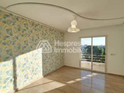 Apartment 172 m² facing south, no overlooking neighbors, close to hospital