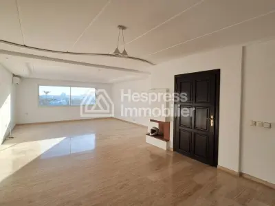 Apartment 172 m² facing south, no overlooking neighbors, close to hospital