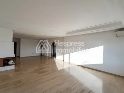 Apartment 172 m² facing south, no overlooking neighbors, close to hospital