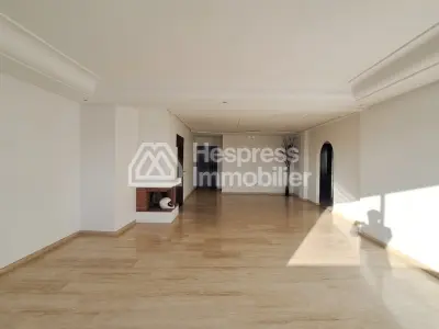 Apartment 172 m² facing south, no overlooking neighbors, close to hospital