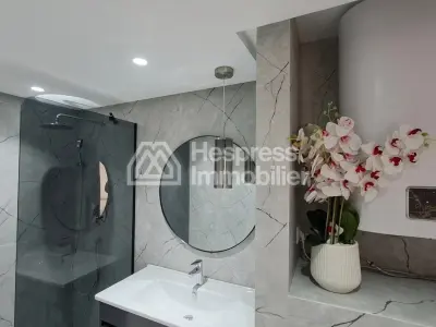 Apartment 172 m² facing south, no overlooking neighbors, close to hospital