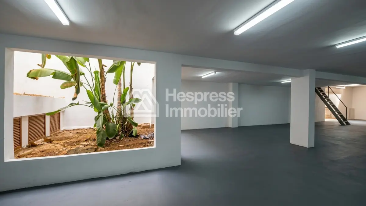 Local commercial 977 m² triangle d'or Max Mara
