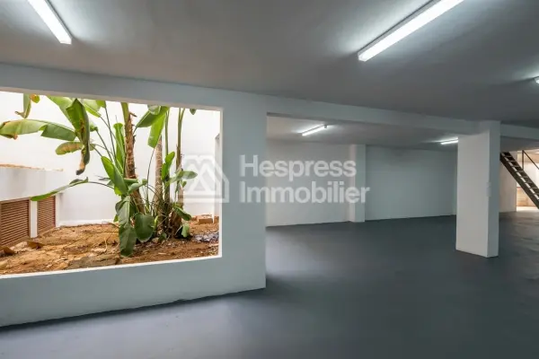 Local commercial 977 m² triangle d'or Max Mara