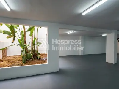 Local commercial 977 m² triangle d'or Max Mara