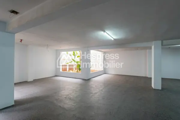 Local commercial 977 m² triangle d'or Max Mara