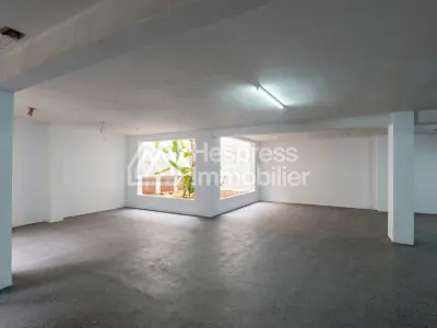 Local commercial 977 m² triangle d'or Max Mara
