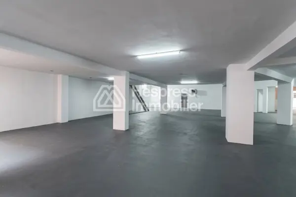 Local commercial 977 m² triangle d'or Max Mara