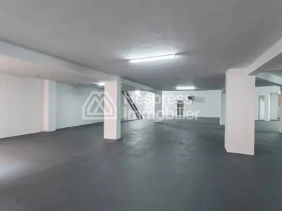 Local commercial 977 m² triangle d'or Max Mara
