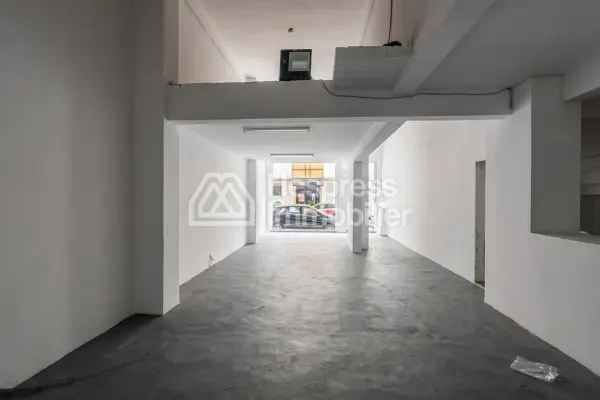 Local commercial 977 m² triangle d'or Max Mara