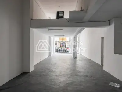 Local commercial 977 m² triangle d'or Max Mara
