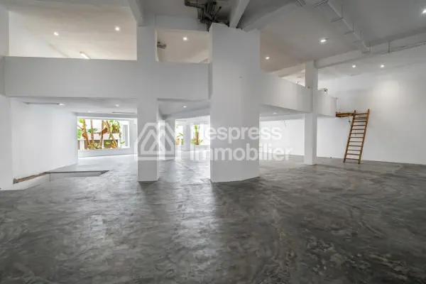 Local commercial 977 m² triangle d'or Max Mara