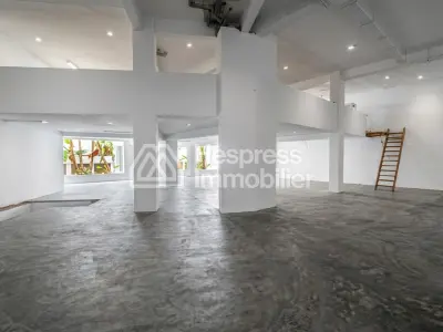 Local commercial 977 m² triangle d'or Max Mara