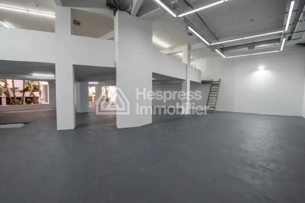 Local commercial 977 m² triangle d'or Max Mara