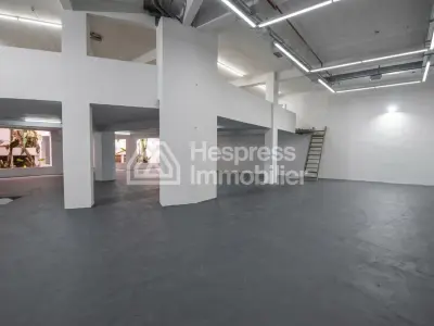 Local commercial 977 m² triangle d'or Max Mara