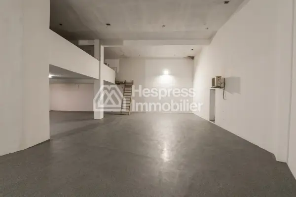 Local commercial 977 m² triangle d'or Max Mara