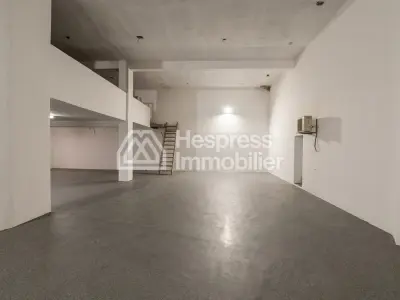 Local commercial 977 m² triangle d'or Max Mara
