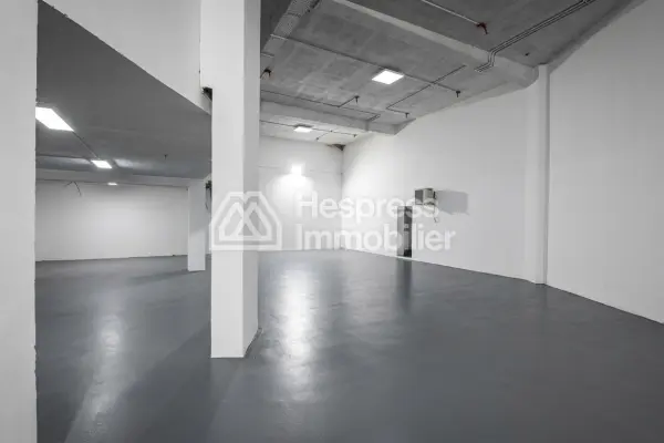 Local commercial 977 m² triangle d'or Max Mara