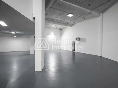 Local commercial 977 m² triangle d'or Max Mara