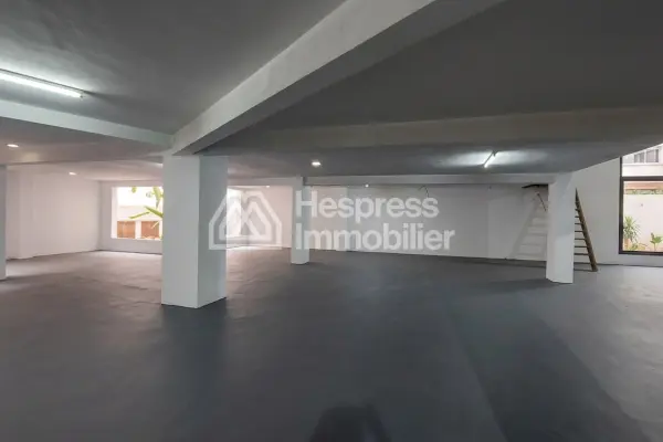 Local commercial 977 m² triangle d'or Max Mara