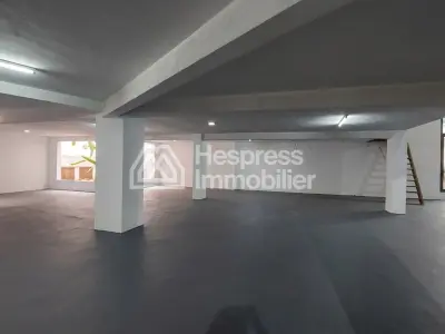 Local commercial 977 m² triangle d'or Max Mara