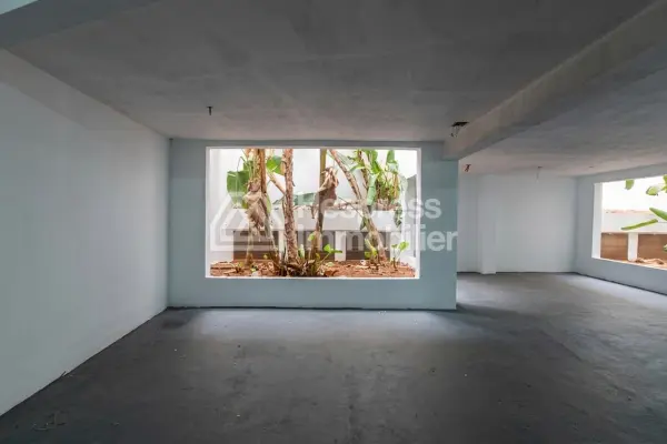 Local commercial 977 m² triangle d'or Max Mara