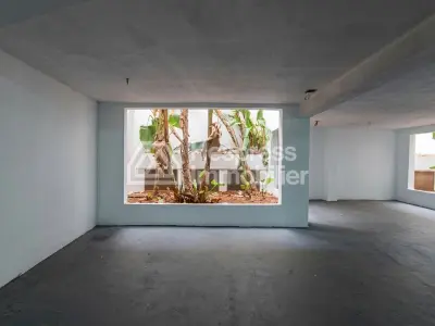 Local commercial 977 m² triangle d'or Max Mara